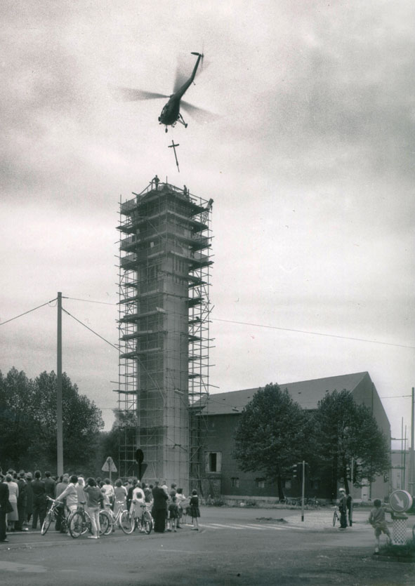 Aufsetzung des Turmkreuzes der Lutherkirche